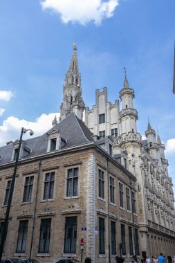 Brüksel, Belçika - 16 Temmuz 2018: Rue de l 'Amigo ve Rue Charles Buls kavşağı