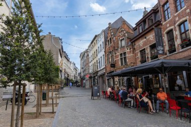 Brüksel, Belçika - 16 Temmuz 2018: Rue de Rollebeek, şehir merkezinde kafe ve restoranları olan küçük bir sokak