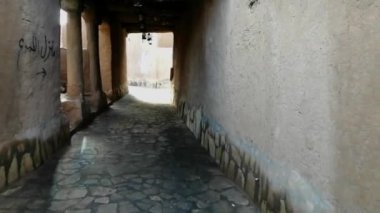 Kamera, Suudi Arabistan 'daki Ushaiqer Miras Köyü' nün örtülü geçitlerinden geçiyor.