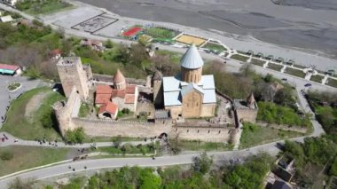 Kamera İHA 'sı Ananuri Kalesi, Georgia' da uçuyor.