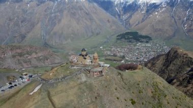 Kamera İHA 'sı Georgia' daki Stepantsminda köyü yakınlarındaki Kutsal Üçleme Kilisesi 'nin (Gergeti Trinity Kilisesi) üzerinde uçuyor.. 