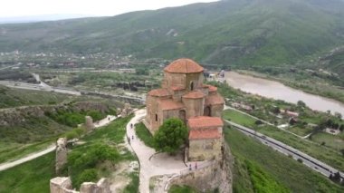 Kamera İHA 'sı Jvari Manastırı, Georgia' da uçuyor.