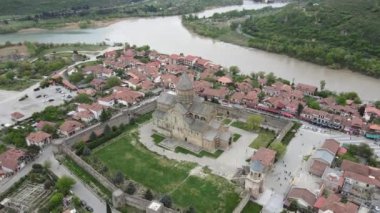 Bir kamera İHA 'sı Mtskheta ve Svetitskhoveli Katedrali üzerinde uçuyor, Georgia