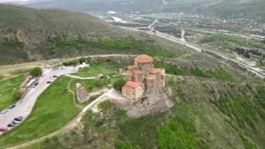 Kamera İHA 'sı Jvari Manastırı, Georgia' da uçuyor.