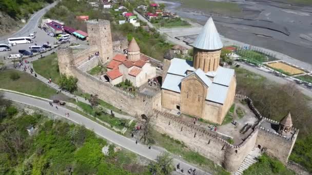 Drone Cámara Vuela Alrededor Fortaleza Ananuri Georgia — Vídeos de Stock