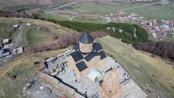 Camera Drone Stijgt Boven Holy Trinity Church Gergeti Trinity Church — Stockvideo