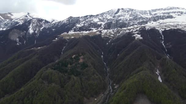 Dron Cámara Vuela Sobre Desfiladero Las Montañas Cubiertas Nieve Georgia — Vídeos de Stock