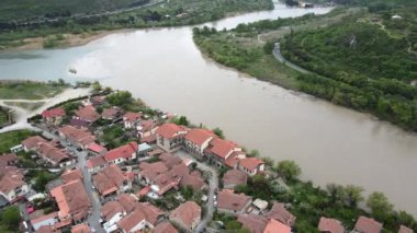 Kamera İHA 'sı Mtskheta ve Svetitskhoveli Katedrali' nin üzerinden geriye doğru uçuyor.