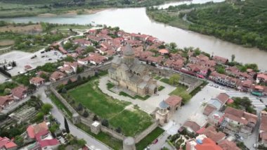 Kamera Mtskheta, Georgia 'daki Svetitskhoveli Katedrali' nin etrafında uçuyor.