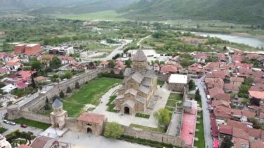 Kamera Mtskheta, Georgia 'daki Svetitskhoveli Katedrali' nin etrafında uçuyor.