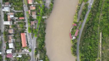 Mtskheta (solda) yakınlarındaki Mtkvari (Kura) nehrinin üzerinde bir kamera dronu uçuyor.