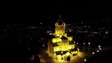 Bir kamera İHA 'sı Tiflis' teki Kutsal Üçlü Katedrali 'ne uçuyor.