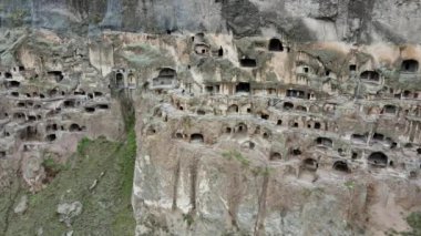 Bir kamera İHA 'sı Vardzia mağara şehri ve manastırı boyunca uçuyor.