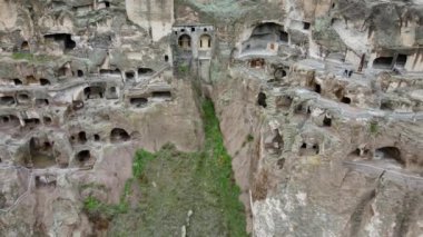 Bir kamera İHA 'sı Vardzia mağara şehri ve manastırından Georgia' ya uçuyor.