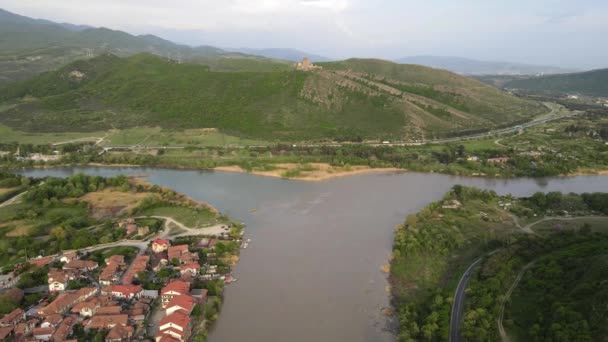 Eine Kameradrohne Fliegt Rückwärts Über Den Zusammenfluss Der Flüsse Mtkvari — Stockvideo