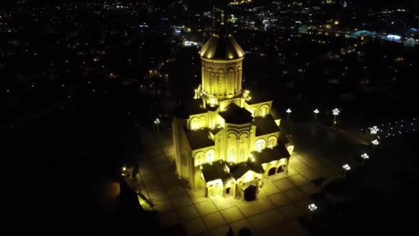 Kameradrönare Flyger Den Heliga Treenighetens Katedral Tbilisi — Stockvideo