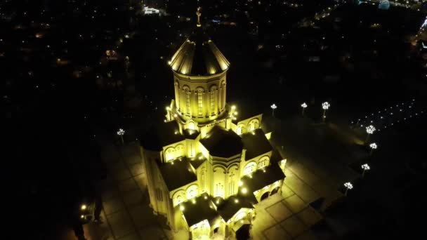 Egy Kamera Drón Emelkedik Fel Tbiliszi Szentháromság Katedrális Fölé Éjszaka — Stock videók