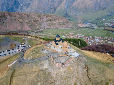 Gürcistan 'ın Stepantsminda köyü yakınlarındaki Kutsal Üçleme Kilisesi' nin (Gergeti Trinity Kilisesi) çarpıcı hava manzarası