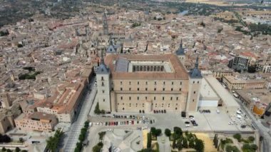 Bir kamera İHA 'sı eski kasabanın ve İspanya' nın Alcazar 'ının üzerinde uçuyor.