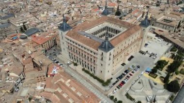 İspanya, Toledo 'daki Alcazar' ın üzerinde bir kamera dronu uçuyor.