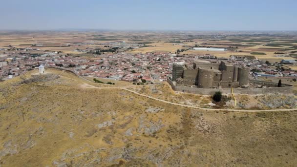 Camera Drone Flies Sidewise Iconic Consuegra Castle Spanish Castillo Consuegra — Stockvideo