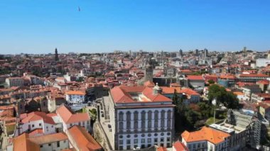 Bir kamera İHA 'sı Piskoposluk Sarayı' ndan (eski piskoposların evi) ve Porto Katedrali 'nden uzaklaşıyor.