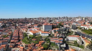 Eski piskoposların evine ve Porto Katedrali 'ne doğru uçan bir kamera.