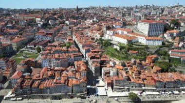 Douro Nehri 'nin sağ kıyısında uçan bir kamera İHA' sının yanında Porto manzarası.