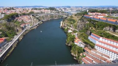 Bir kamera İHA 'sı Porto' daki Douro Nehri 'nin üzerinden geri uçuyor.