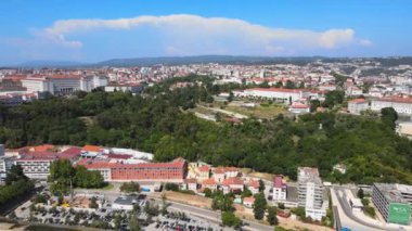 Coimbra (Portekiz) ve Mondego Nehri 'nin sağ kıyısındaki dağları çevreleyen hava manzarası; Coimbra Üniversitesi kampüsü solda, Coimbra Askeri Sağlık Merkezi tam önümüzde, Portekiz