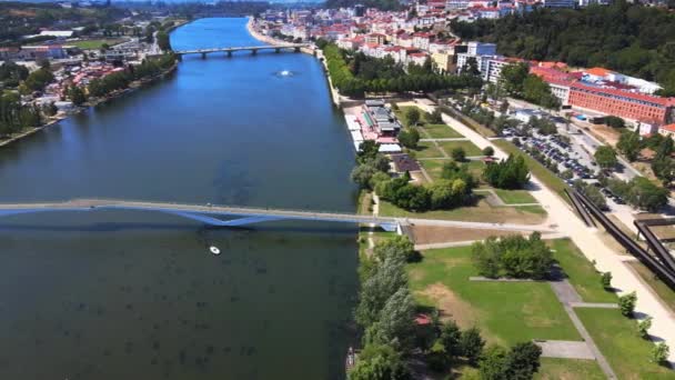 Camera Drone Flies Sidewise Mondego River Pedestrian Bridge Pedro Ins — Stok video