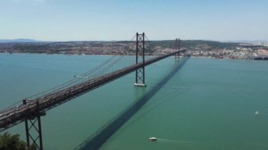 25 de Abril Köprüsü 'nün (Portekizce: Ponte 25 de Abril) Lizbon, Tagus nehri boyunca uzanan hava manzarası.
