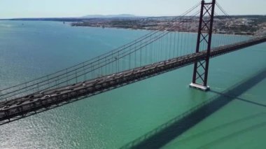 25 de Abril Köprüsü 'nün (Portekizce: Ponte 25 de Abril) Lizbon, Tagus nehri boyunca uzanan hava manzarası.