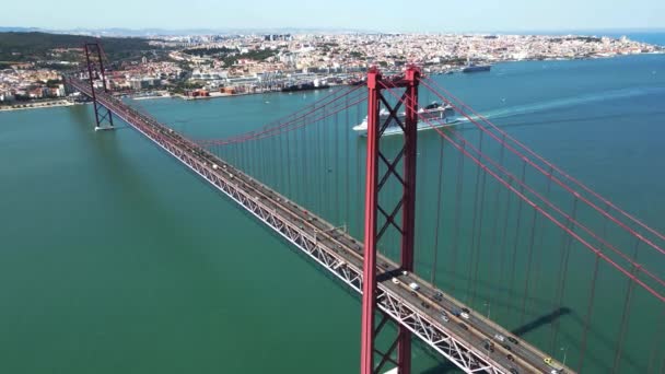 Aerial View Abril Bridge Portuguese Ponte Abril Tagus River Cruise — стоковое видео