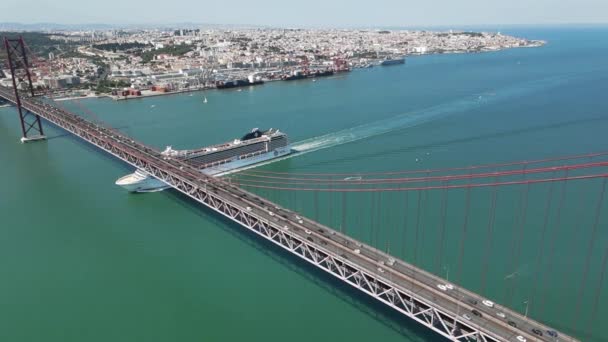 Aerial View Abril Bridge Portuguese Ponte Abril Tagus River Cruise — Vídeo de stock