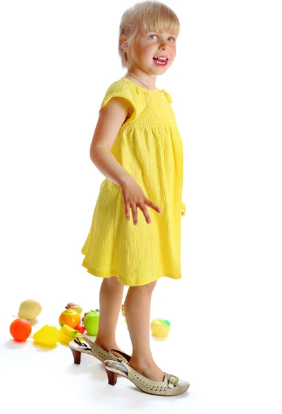 La chica en un vestido amarillo —  Fotos de Stock