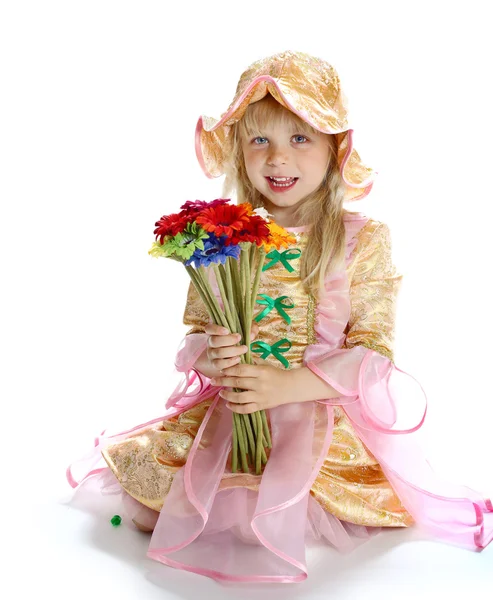 La ragazza in un cappello e con fiori — Foto Stock