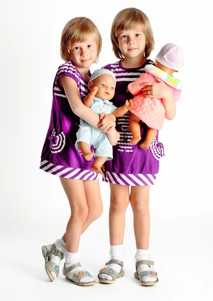 Siostry bliźniaczki z lalek — Zdjęcie stockowe