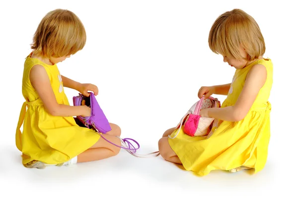 Sarı elbiseler ikiz kız kardeşler — Stok fotoğraf