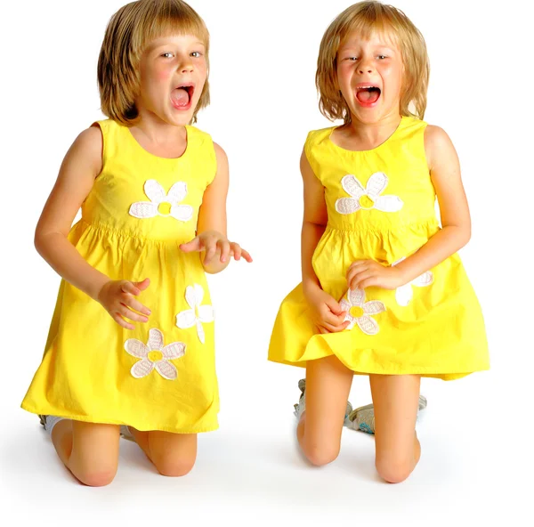 Siostry bliźniaczki w żółte sukienki — Zdjęcie stockowe