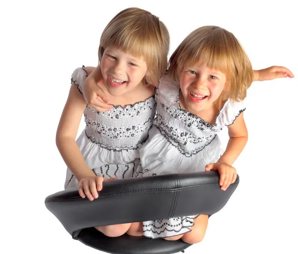 Сестры-близнецы в белых платьях играют — стоковое фото
