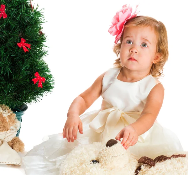 La gentille fille de deux ans avec un ours — Photo