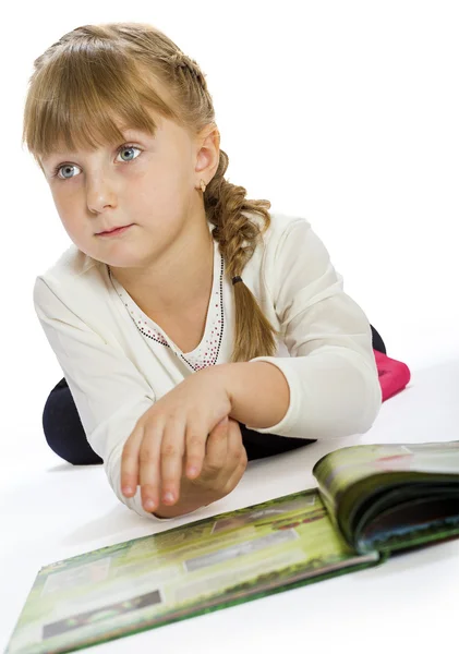 Het mooie meisje leest het boek — Stockfoto