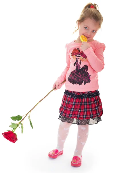 La jolie fille avec une rose rouge — Photo