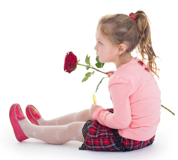 A menina encantadora com uma rosa vermelha — Fotografia de Stock