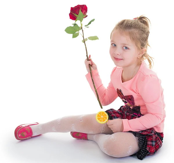 可爱的女孩与一朵红玫瑰 — 图库照片