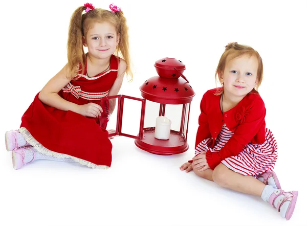 Het meisje in een rode jurk met een rood lampje — Stockfoto