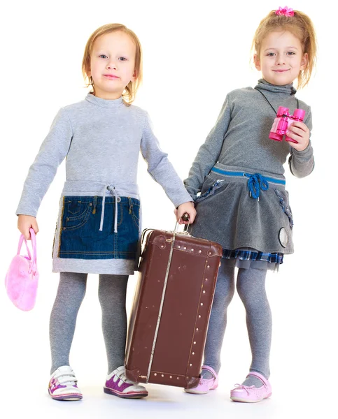 Κορίτσια αδελφές με μια παλαιά βαλίτσα — Φωτογραφία Αρχείου