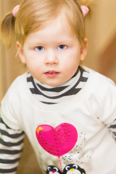 Portrait of beautiful young girl — Stock Photo, Image