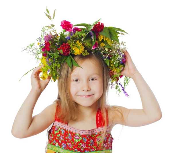 A rapariga com uma coroa de flores na cabeça — Fotografia de Stock